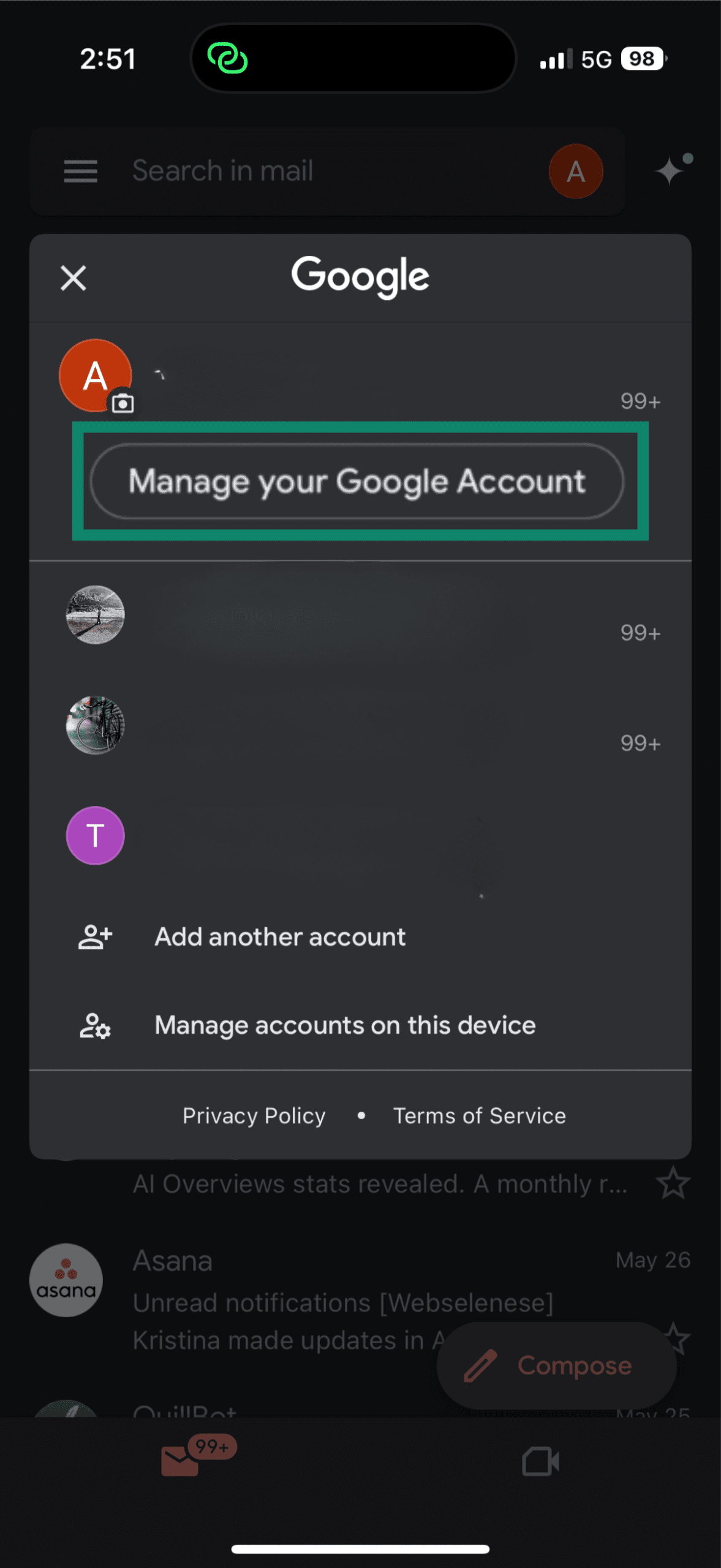 Aplikacja Gmail na iPhonie z zaznaczoną opcją Zarządzaj swoim kontem Google.